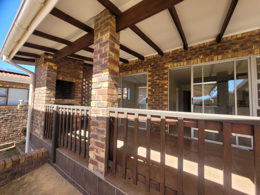 To Let 4 Bedroom Property for Rent in Wavecrest Eastern Cape